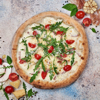 Карбонара з помідорами чері та руколою