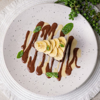 Шоколадний брауні з ягодами