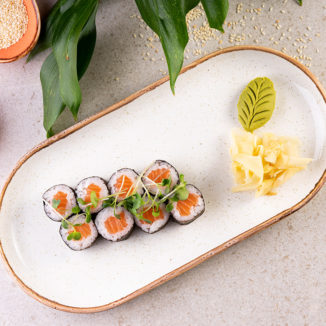 Макі рол з лососем