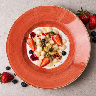 Ліниві вареники з сиру з ягодами та сметаною