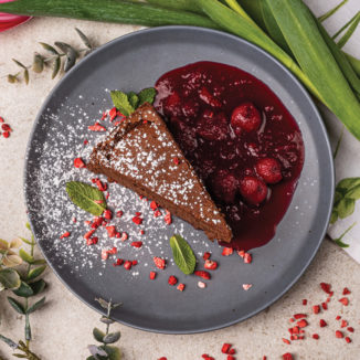 Шоколадний кейк-суфле з вишневим соусом-конфі